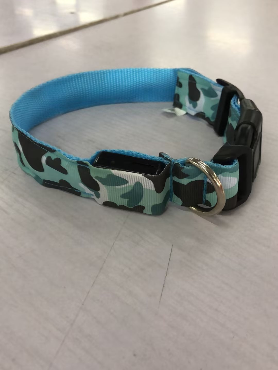 Collier Lumineux Camouflage pour Chien – L’Aventure en Toute Sécurité